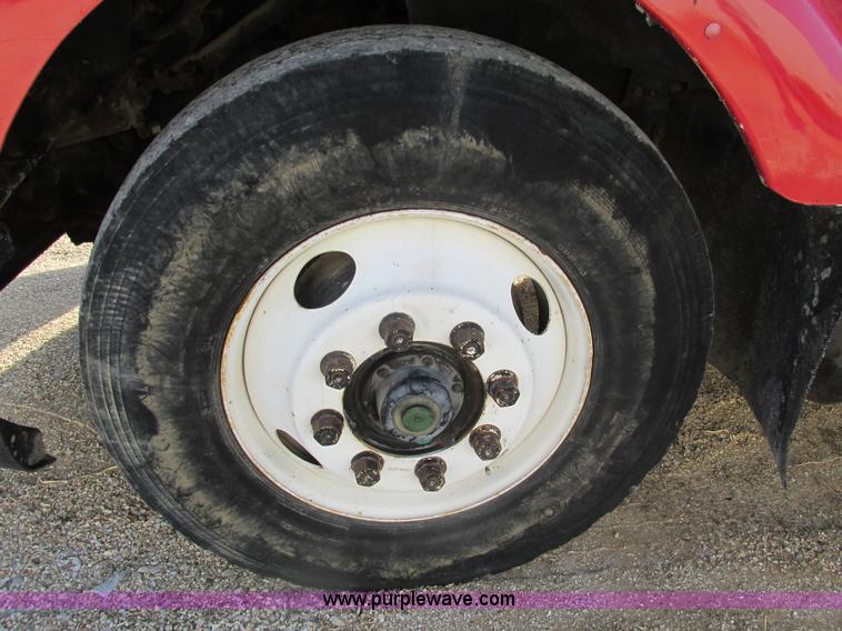 image for item F4427 1995 International 8200 semi truck