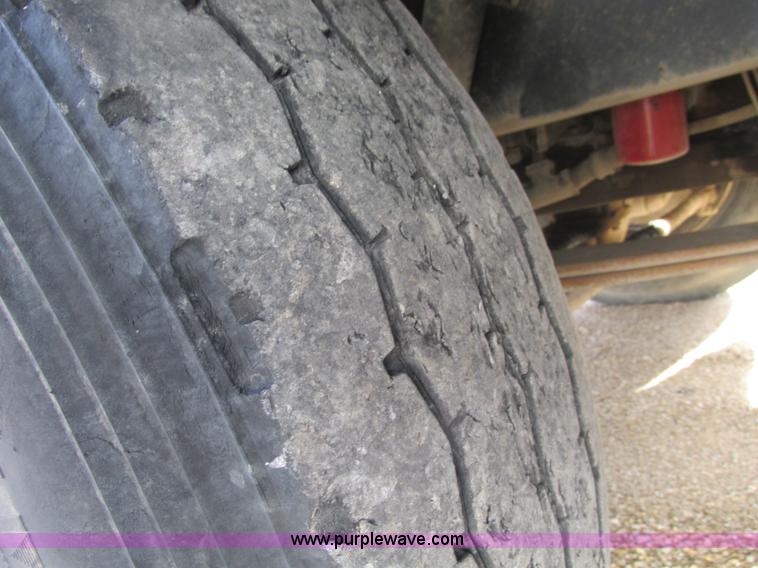 image for item F4427 1995 International 8200 semi truck