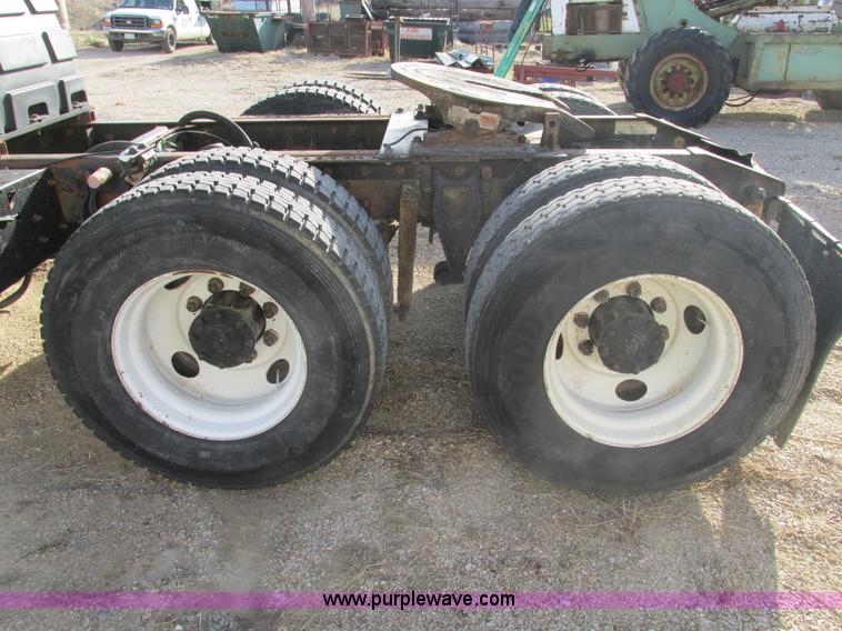 image for item F4427 1995 International 8200 semi truck