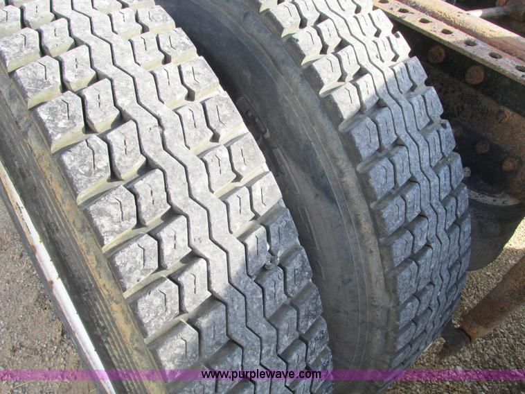 image for item F4427 1995 International 8200 semi truck