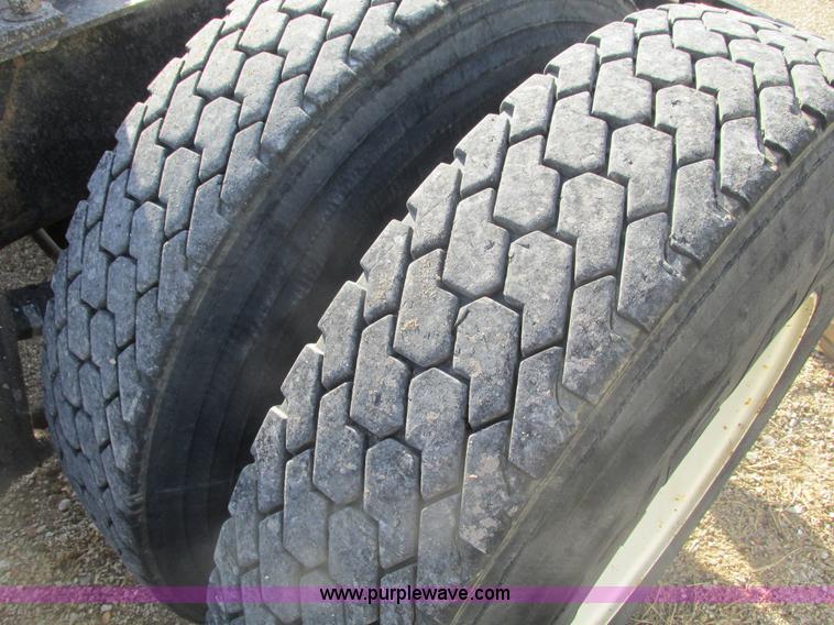 image for item F4427 1995 International 8200 semi truck