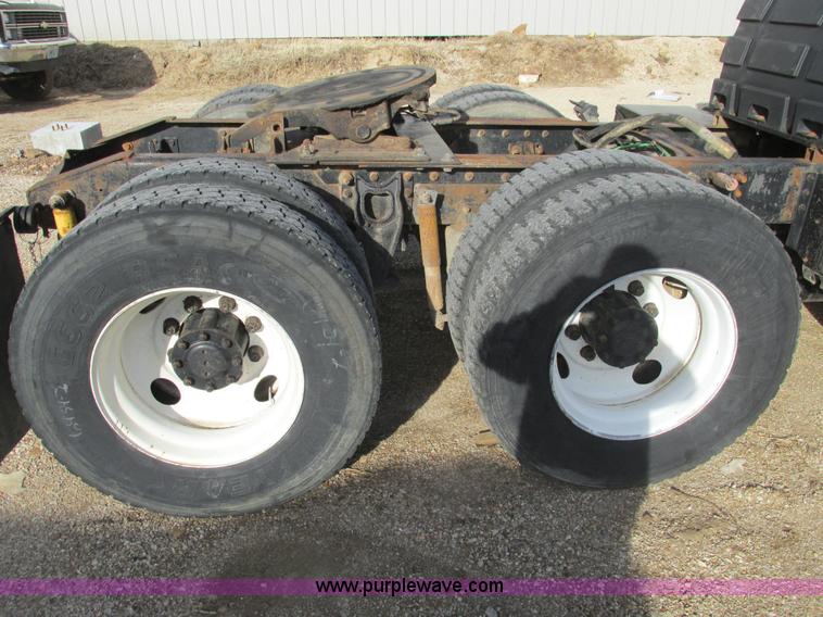 image for item F4427 1995 International 8200 semi truck