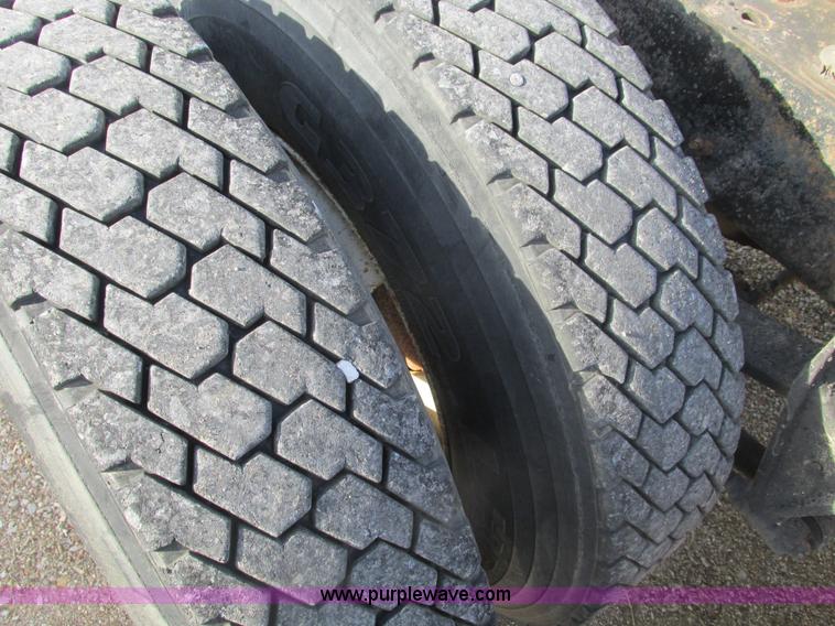 image for item F4427 1995 International 8200 semi truck