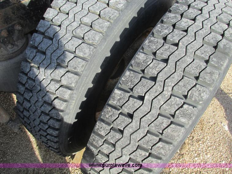 image for item F4427 1995 International 8200 semi truck