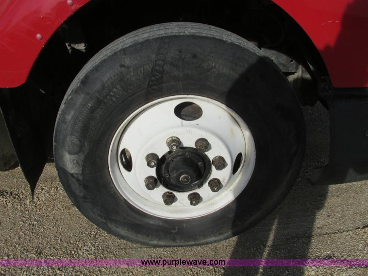 image for item F4427 1995 International 8200 semi truck