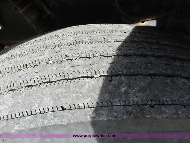 image for item F4427 1995 International 8200 semi truck