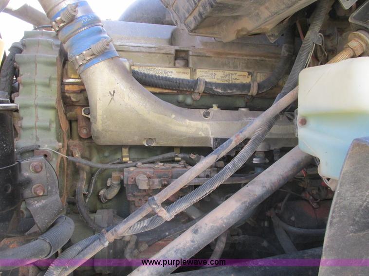 image for item F4427 1995 International 8200 semi truck