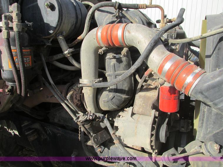 image for item F4427 1995 International 8200 semi truck