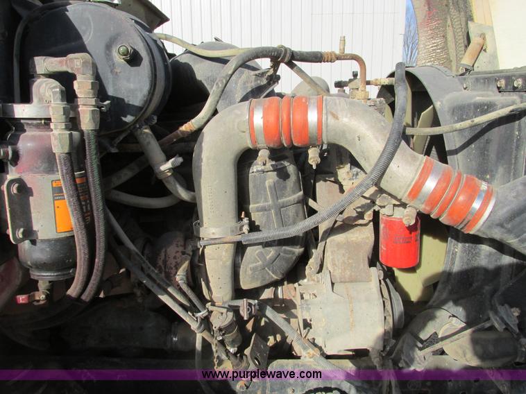 image for item F4427 1995 International 8200 semi truck