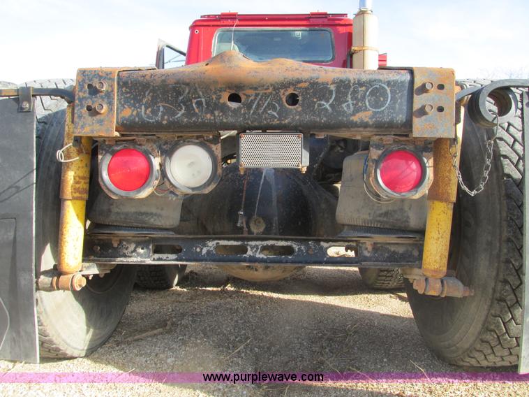 image for item F4427 1995 International 8200 semi truck