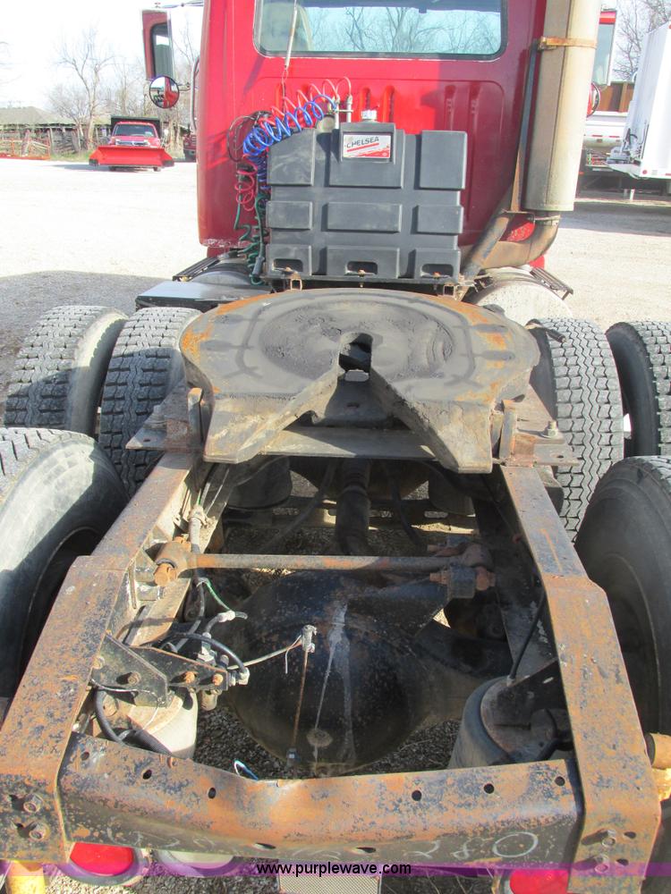 image for item F4427 1995 International 8200 semi truck