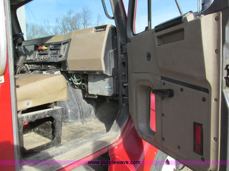 image for item F4427 1995 International 8200 semi truck