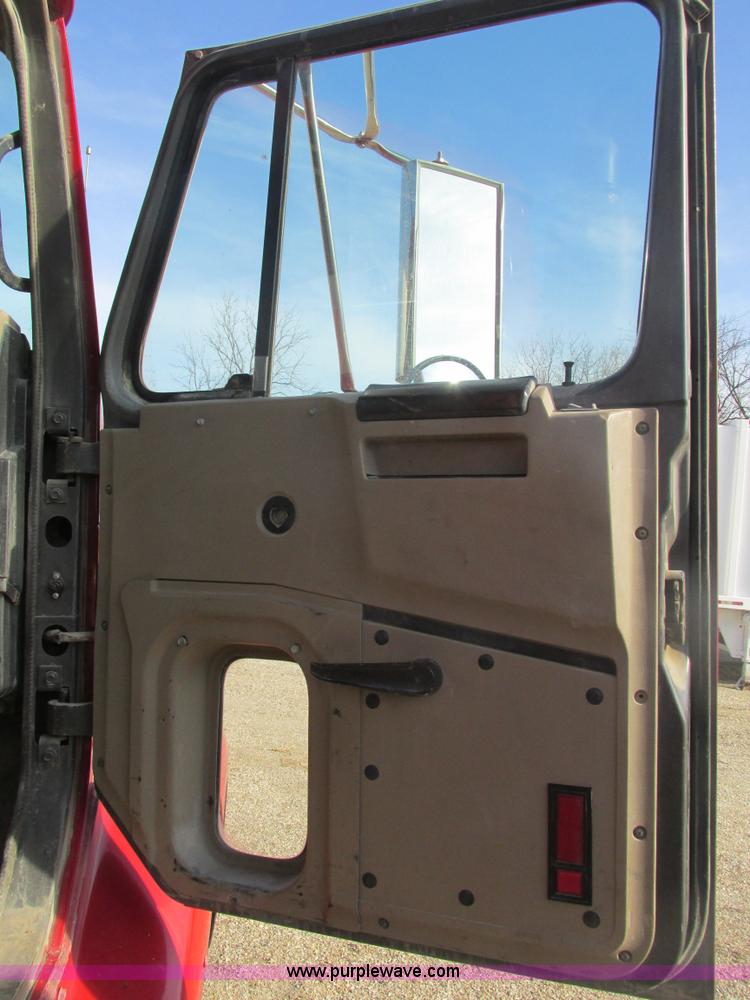 image for item F4427 1995 International 8200 semi truck