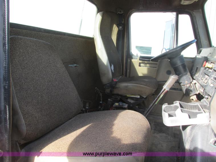 image for item F4427 1995 International 8200 semi truck