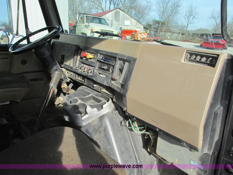 image for item F4427 1995 International 8200 semi truck