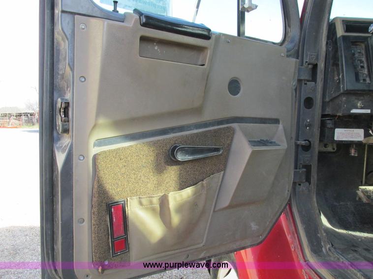 image for item F4427 1995 International 8200 semi truck