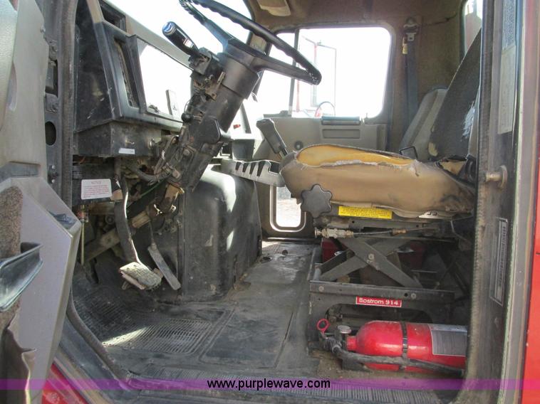 image for item F4427 1995 International 8200 semi truck