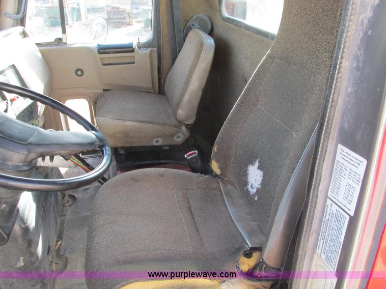 image for item F4427 1995 International 8200 semi truck