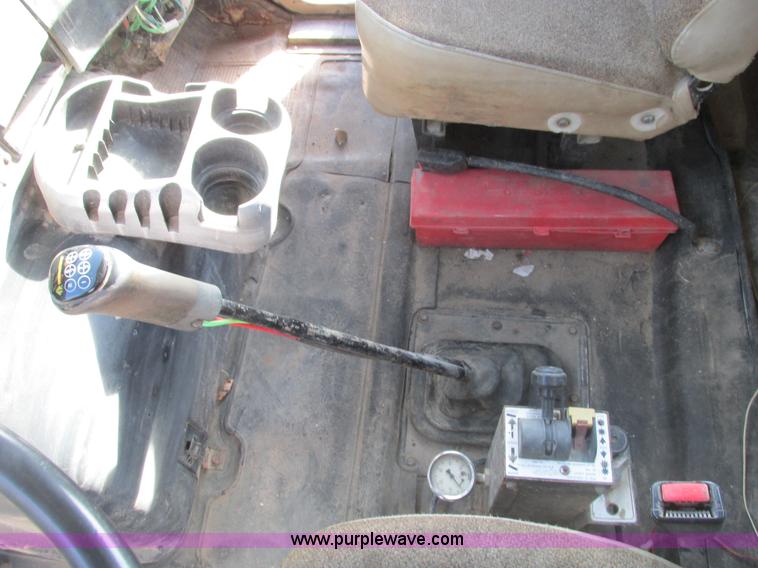 image for item F4427 1995 International 8200 semi truck