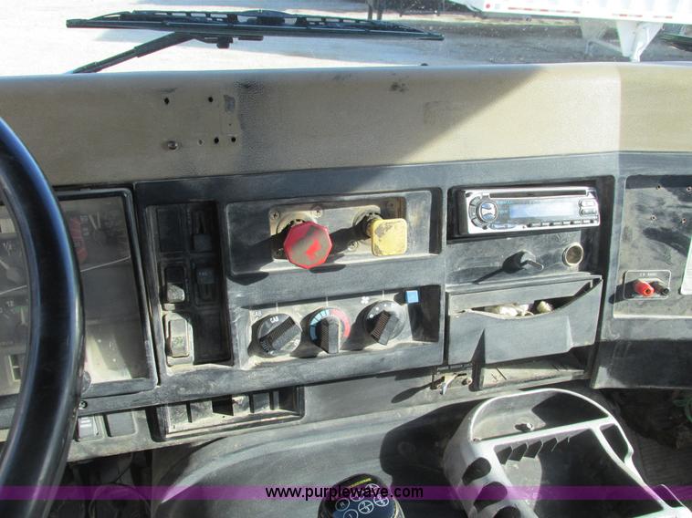 image for item F4427 1995 International 8200 semi truck