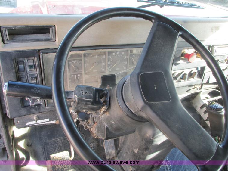 image for item F4427 1995 International 8200 semi truck