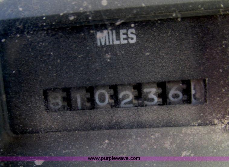 image for item F4427 1995 International 8200 semi truck