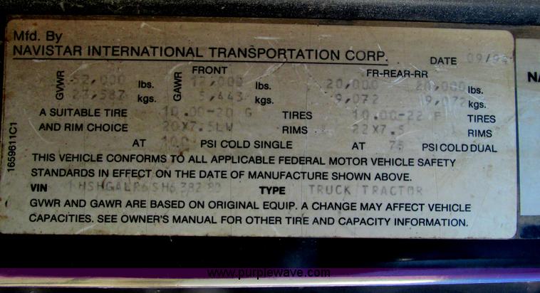 image for item F4427 1995 International 8200 semi truck