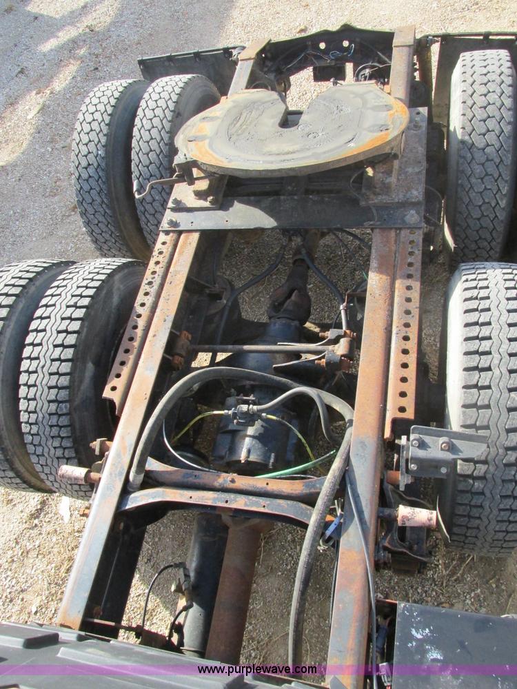 image for item F4427 1995 International 8200 semi truck