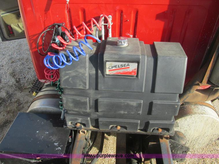 image for item F4427 1995 International 8200 semi truck