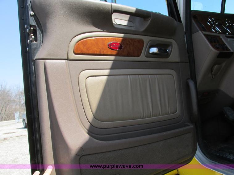 image for item F4491 2008 Peterbilt 386 semi truck