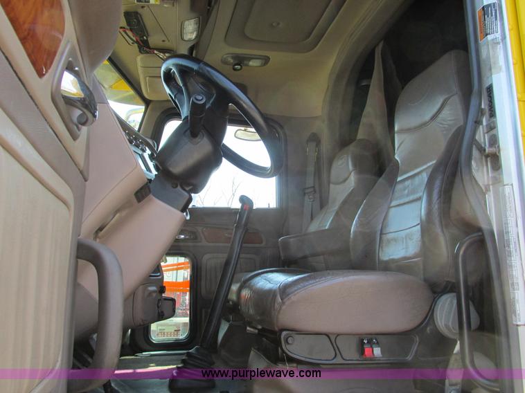 image for item F4491 2008 Peterbilt 386 semi truck