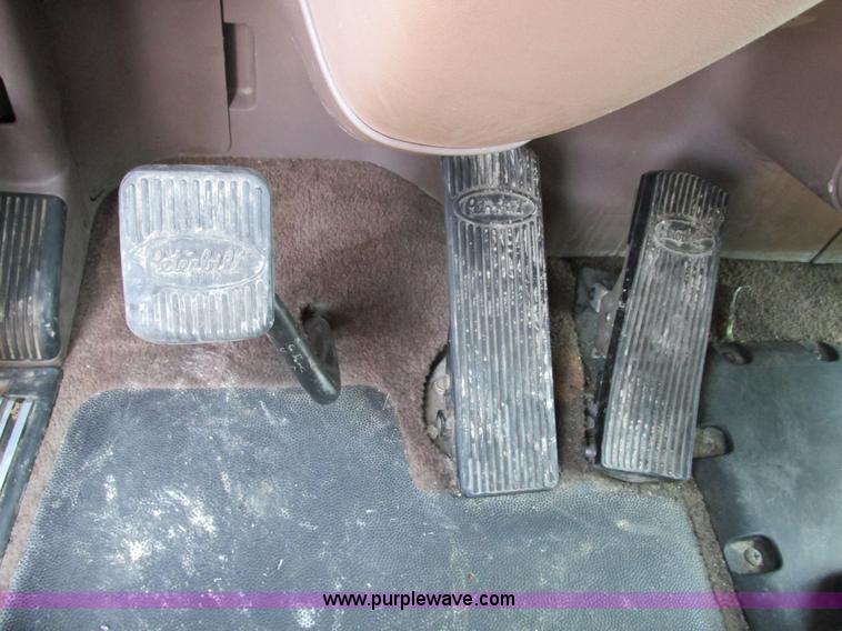 image for item F4491 2008 Peterbilt 386 semi truck