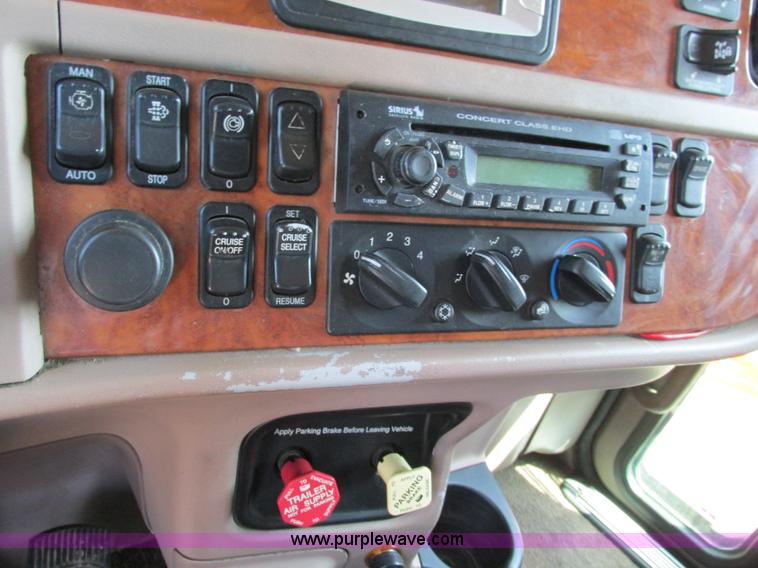 image for item F4491 2008 Peterbilt 386 semi truck