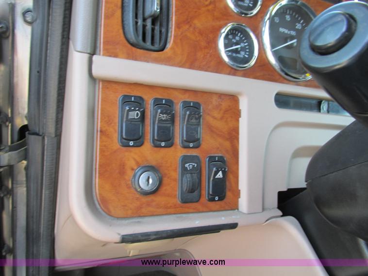 image for item F4491 2008 Peterbilt 386 semi truck