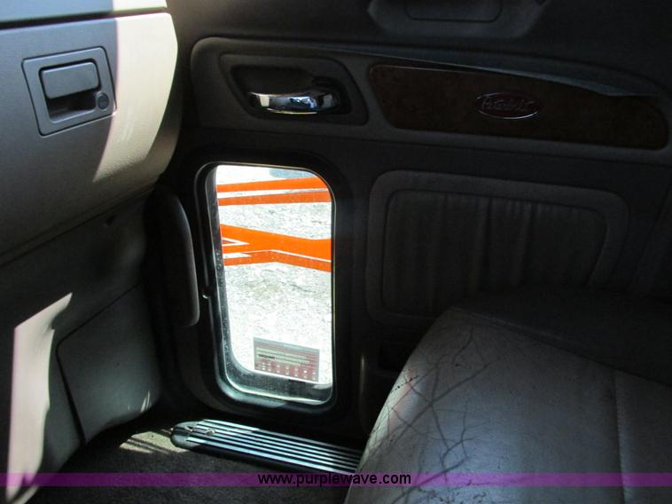 image for item F4491 2008 Peterbilt 386 semi truck