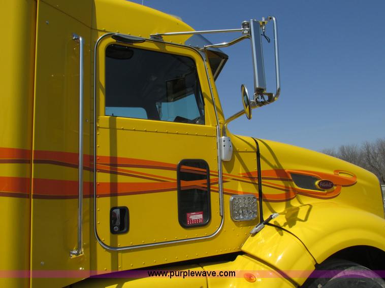 image for item F4491 2008 Peterbilt 386 semi truck