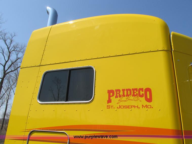 image for item F4491 2008 Peterbilt 386 semi truck