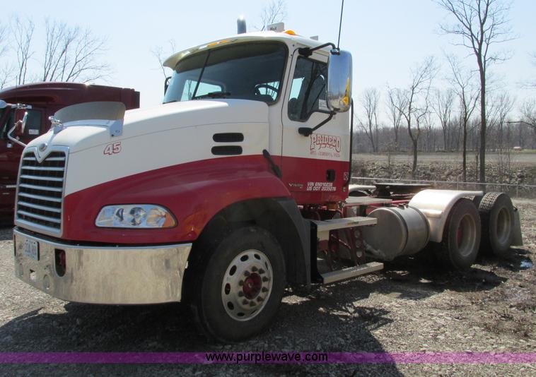 image for item F4493 2006 Mack CXN613 day cab semi truck