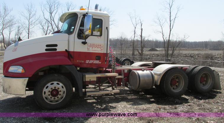 image for item F4493 2006 Mack CXN613 day cab semi truck