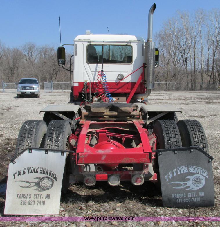 image for item F4493 2006 Mack CXN613 day cab semi truck