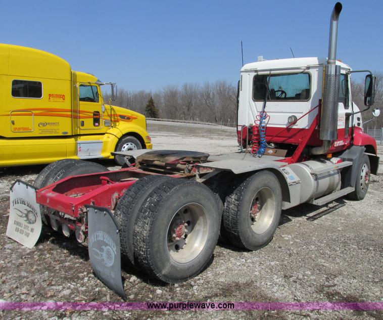 image for item F4493 2006 Mack CXN613 day cab semi truck