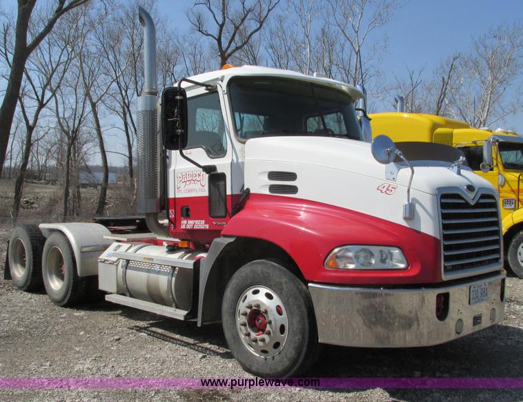 image for item F4493 2006 Mack CXN613 day cab semi truck