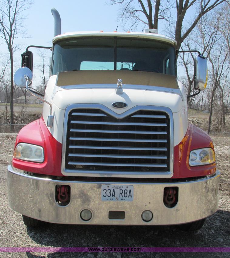 image for item F4493 2006 Mack CXN613 day cab semi truck