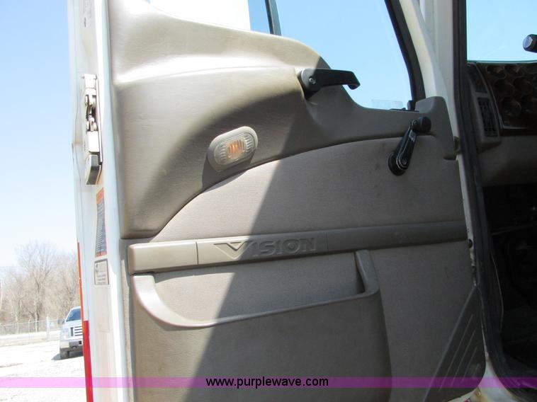 image for item F4493 2006 Mack CXN613 day cab semi truck