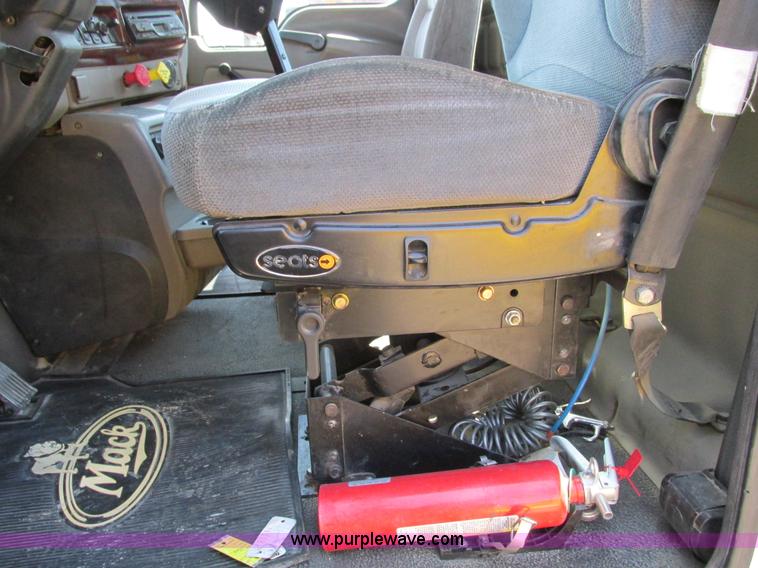 image for item F4493 2006 Mack CXN613 day cab semi truck