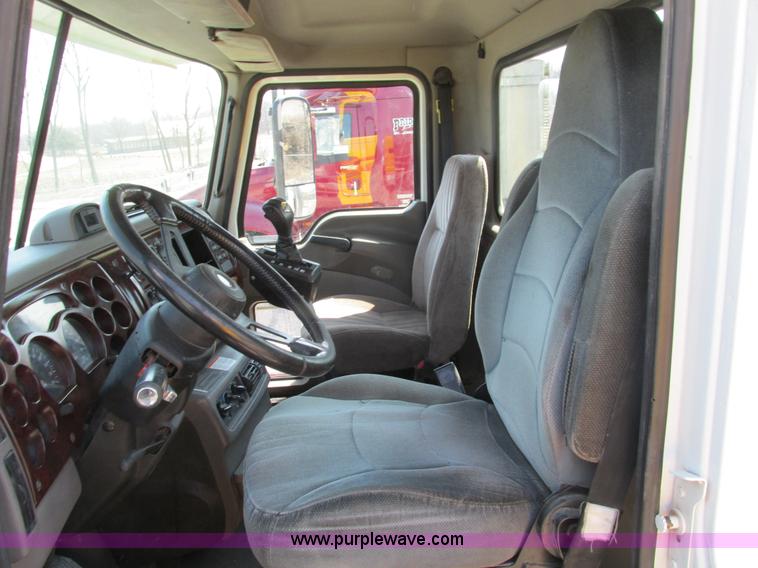 image for item F4493 2006 Mack CXN613 day cab semi truck