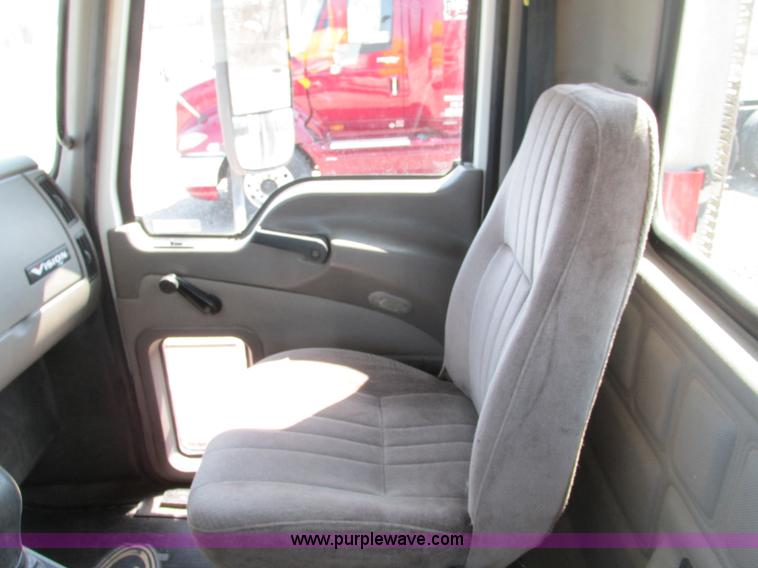 image for item F4493 2006 Mack CXN613 day cab semi truck