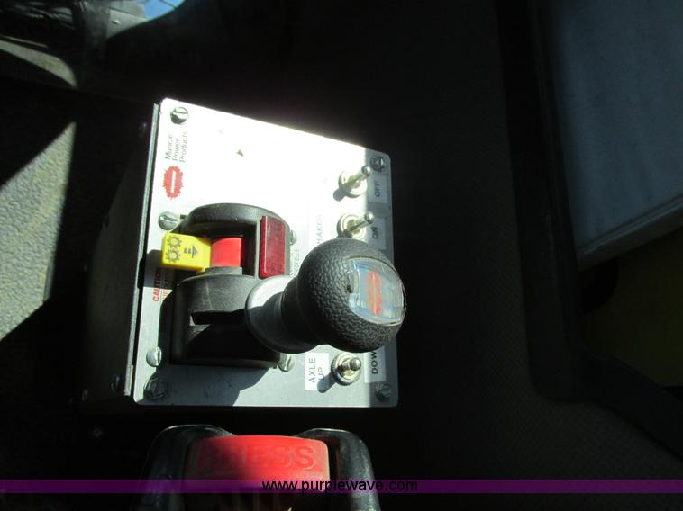 image for item F4493 2006 Mack CXN613 day cab semi truck