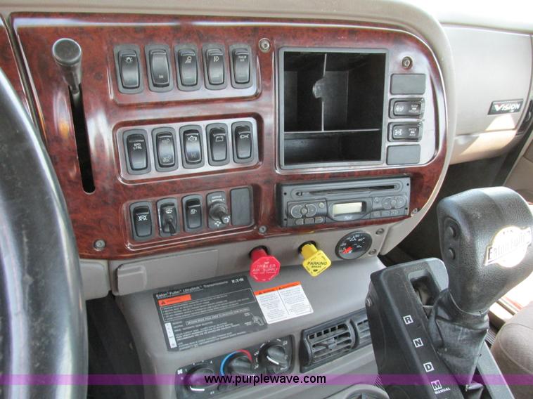 image for item F4493 2006 Mack CXN613 day cab semi truck