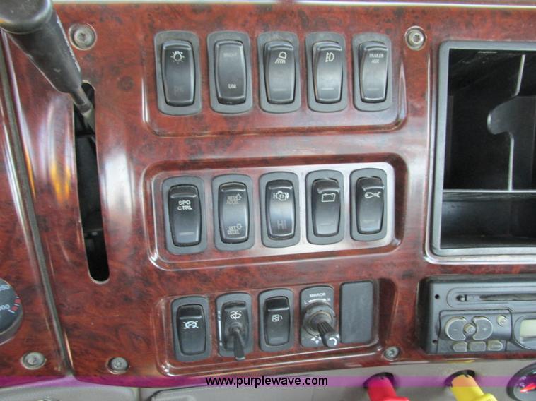 image for item F4493 2006 Mack CXN613 day cab semi truck